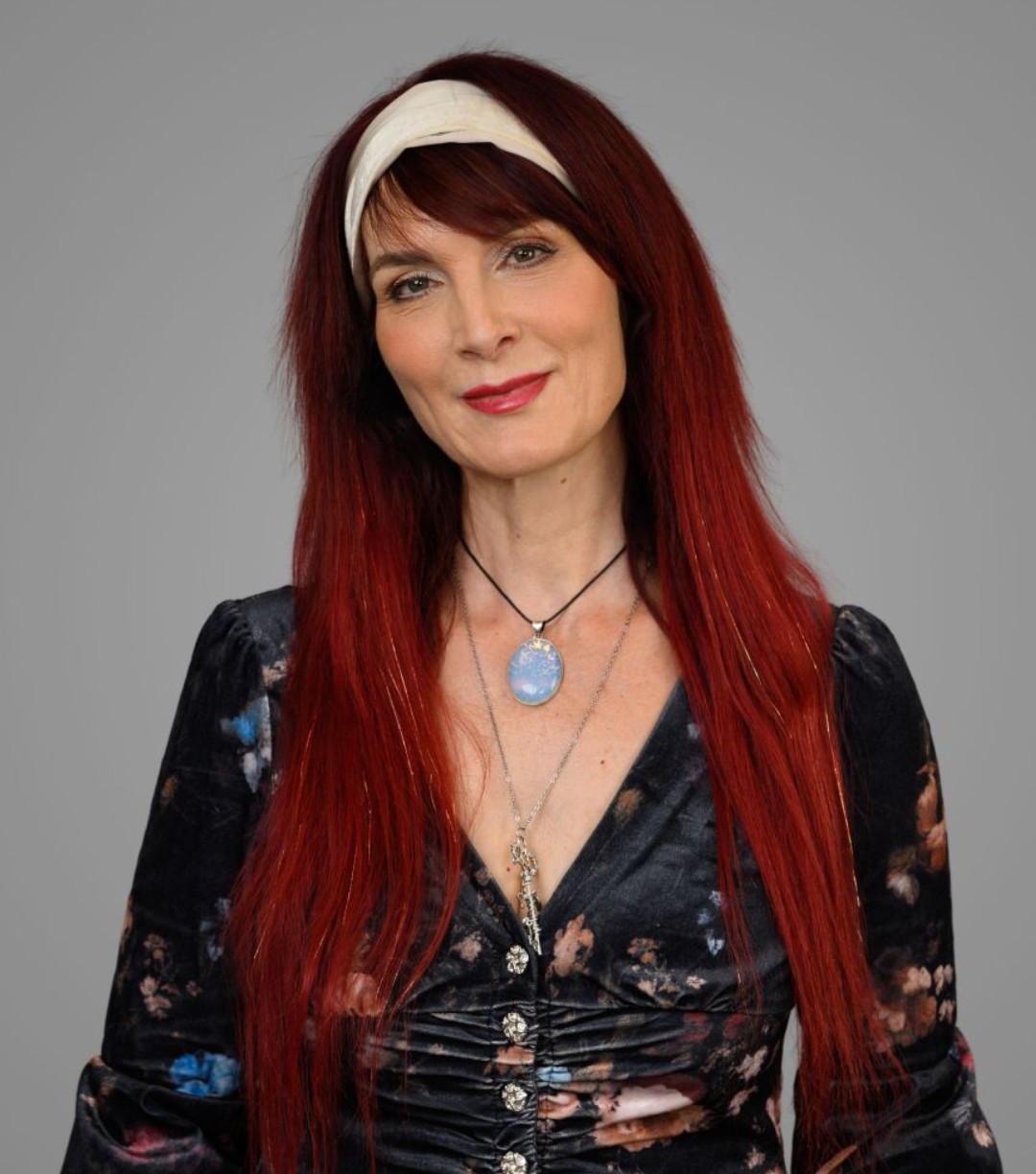 Porträt von Katharina Wiesensarter mit roten Haaren und hellem Haarband